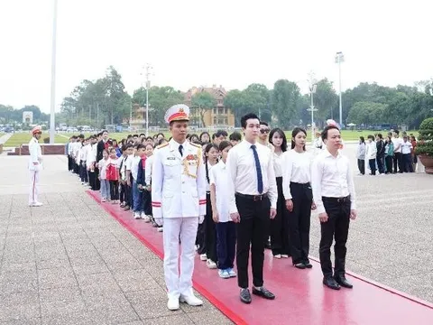 Đoàn đại biểu Liên hoan “người con hiếu thảo” báo công dâng Bác