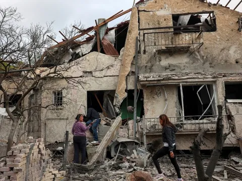 Israel không kích Beirut, Hezbollah phóng tên lửa nhằm vào Tel Aviv