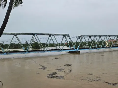 Nước lũ lên nhanh, Thừa Thiên Huế cho học sinh toàn tỉnh nghỉ học ngày 25/11