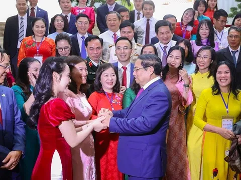 Mỗi thầy giáo, cô giáo là một tấm gương sáng về rèn đức, luyện tài