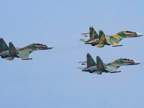 Biên đội tiêm kích, trực thăng trình diễn trên bầu trời Thủ đô khiến người dân thích thú