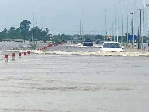 Lũ trên sông Hương dao động ở mức cao, học sinh vùng ngập lụt tiếp tục nghỉ học