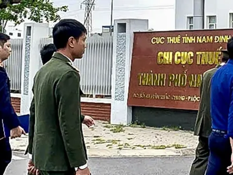 Bắt tạm giam 2 cán bộ ngành thuế "bảo kê" đường dây mua bán hoá đơn hàng trăm tỷ đồng