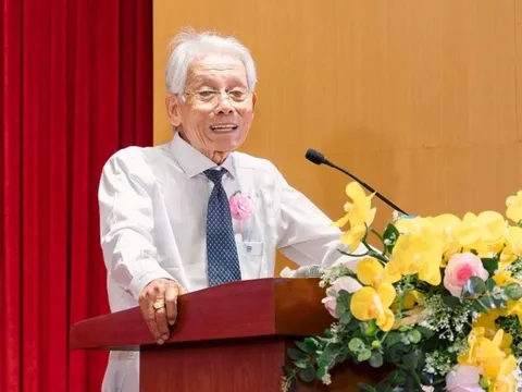 Bản tin 27/11: Chân dung PGS 89 tuổi dành 2 tỷ đồng tặng sinh viên nghèo