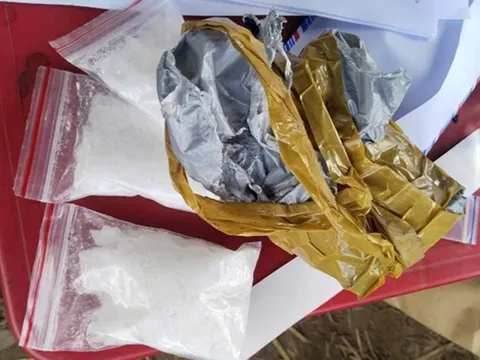 Truy đuổi xe vi phạm giao thông, phát hiện buôn bán, tàng trữ pháo nổ và ma túy