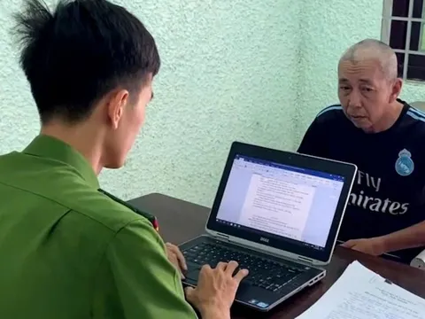 Dùng clip "nóng" để tống tiền người tình, gã đàn ông bị khởi tố