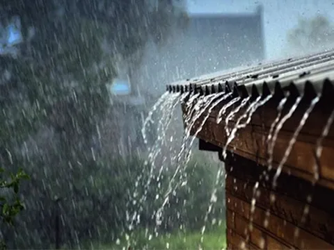 Cảnh báo mưa lớn cục bộ, lốc, sét, gió giật mạnh ở khu vực Trung bộ