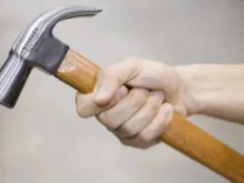 Vợ bị chồng cầm búa đánh trọng thương do nói nhiều và xưng hô mày tao