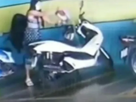 Níu kéo tình cảm bất thành, cô gái châm lửa đốt xe máy người yêu cũ