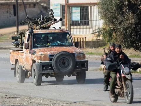 Phiến quân Syria tràn qua Aleppo, buộc quân đội Syria đóng cửa cảng hàng không và nhiều tuyến đường