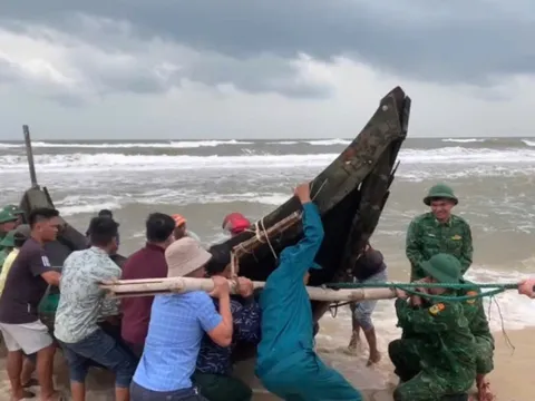 Quảng Trị: Kịp thời cứu 3 ngư dân bị sóng đánh chìm