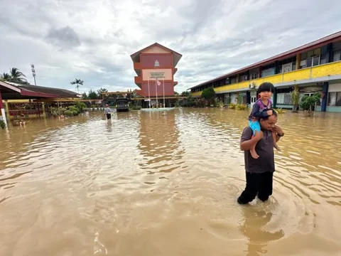 Tấm lòng người cha trong cơn lũ lụt nghiêm trọng ở Malaysia