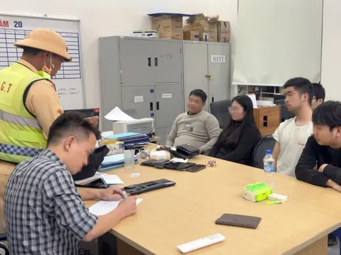 CSGT chặn xe chở 6 người nước ngoài nhập cảnh trái phép