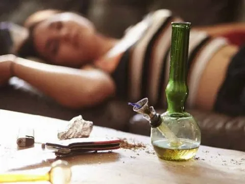 Phát hiện cô gái 19 tuổi đang mang bầu sử dụng ma túy cùng 3 người đàn ông