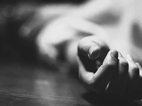 Nữ sinh 15 tuổi gục chết bên vệ đường với nhiều vết thương