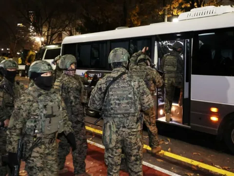 Nguyên nhân Tổng thống Hàn Quốc Yoon Suk-yeol dỡ bỏ thiết quân luật