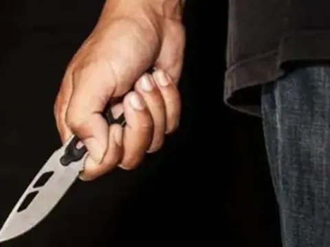 Bị đâm thương tích do khuyên nhủ hàng xóm