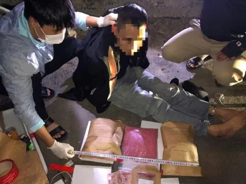 Bắt 2 đối tượng mang theo súng và đạn vận chuyển hơn 15.000 viên ma túy tổng hợp