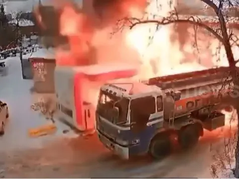 Trạm xăng chìm trong "biển lửa" khi xe bồn đang tiếp nhiên liệu bất ngờ phát nổ