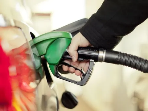 Xăng RON95 giảm giá từ chiều nay