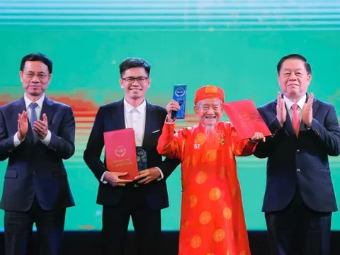 Nhà nghiên cứu 104 tuổi nhận giải A Giải thưởng Sách Quốc gia