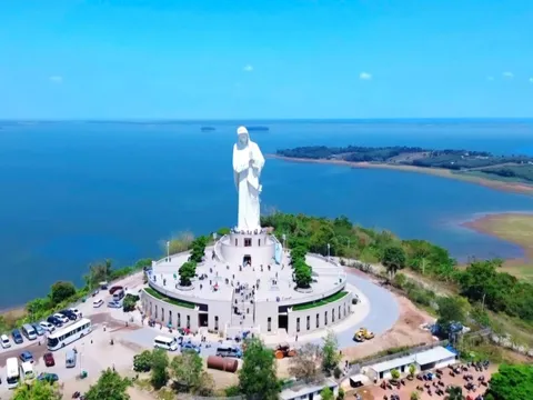 Tượng Đức Mẹ cao nhất Việt Nam: Say đắm vẻ đẹp kiến trúc, thiên nhiên