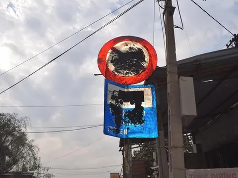 Xử lý nghiêm hành vi bôi chất bẩn lên biển báo giao thông