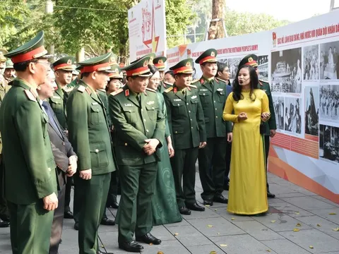 Lần đầu tiên giới thiệu nhiều bức ảnh tư liệu quý về Bác Hồ với Quân đội nhân dân Việt Nam