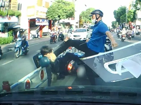Va chạm nhẹ, nam thanh niên bị người đàn ông đánh giữa phố