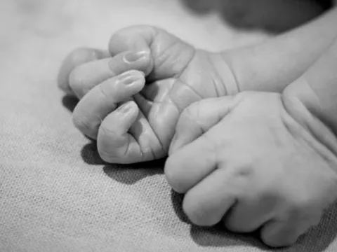 Bé gái 2 tuổi tử vong do bị bỏ quên trong tủ quần áo