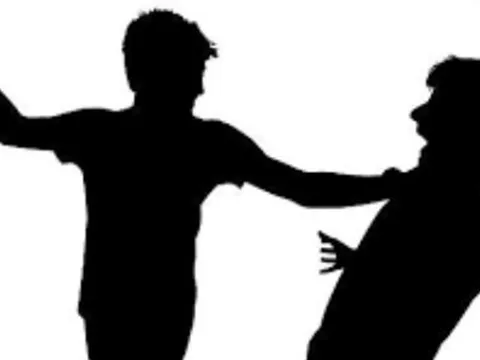 Trả lại đồ chưa được cảm ơn, 2 thanh niên bị chém thương tích