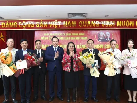 Hội Luật gia Việt Nam trao tặng huy hiệu Đảng và kỷ niệm chương cho đảng viên ưu tú