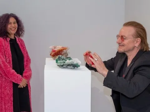 Tia-Thủy Nguyễn lần đầu dùng thủy tinh tái chế cho tác phẩm nghệ thuật