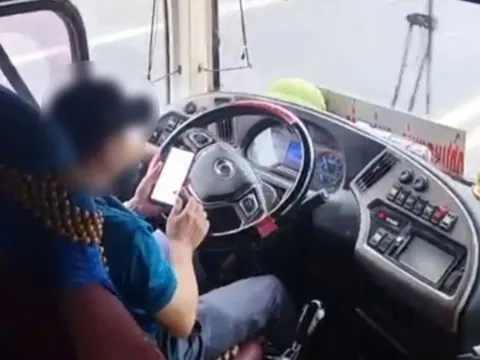 Đắk Nông: Phát hiện, xử lý nhiều tài xế dùng điện thoại khi lái xe ô tô khách