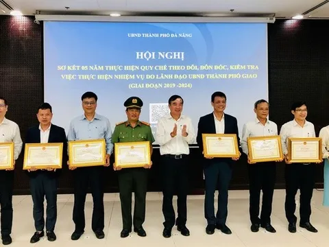 Chủ tịch UBND Đà Nẵng tặng bằng khen cho nhiều tập thể, cá nhân