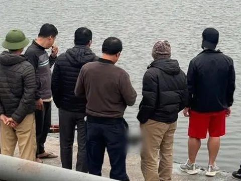 Điều tra vụ thi thể cô gái trẻ nổi trên hồ Văn Chương
