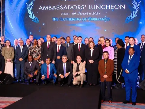 Vun đắp tình hữu nghị qua vẻ đẹp áo dài Việt Nam ‘Tinh Hoa Hội Tụ’