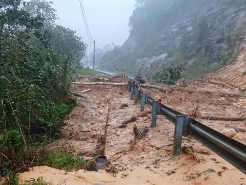 Khánh Hòa: Sạt lở nghiêm trọng khu vực đèo Khánh Lê
