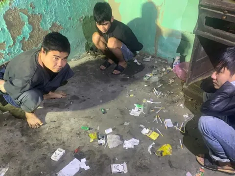Bắt quả tang 3 nam thanh niên đang "chơi" ma túy trong nhà bỏ hoang
