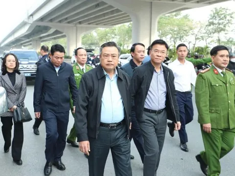 Phó Thủ tướng Lê Thành Long và Chủ tịch UBND TP Hà Nội Trần Sỹ Thanh kiểm tra công tác khắc phục hậu quả vụ cháy