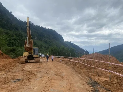 Sạt lở tại đèo Khánh Lê: Đã thông xe 1 làn
