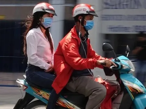 Đeo tai nghe khi điều khiển xe máy, có bị xử phạt?