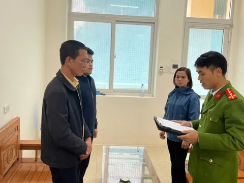 Ném hỏng điện thoại của vợ, chồng bị bắt tạm giam