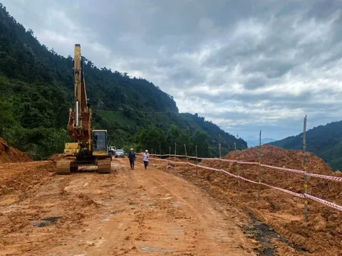 Thông xe đèo Khánh Lê sau 4 ngày bị tê liệt do sạt lở