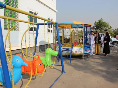 Trao tặng sân chơi trẻ em trị giá 100 triệu đồng tại nhà ở công vụ Lữ đoàn đặc công 126