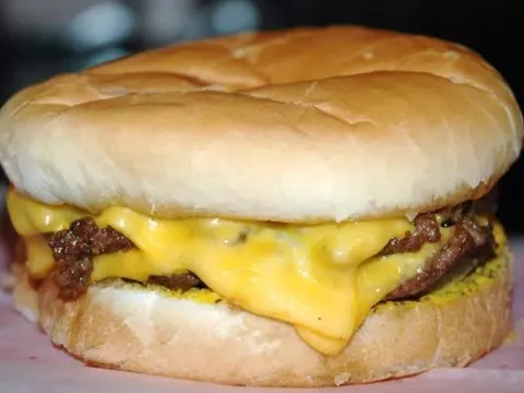 Quán ăn phục vụ món bánh burger được chiên bằng mỡ chưa thay suốt hơn 100 năm