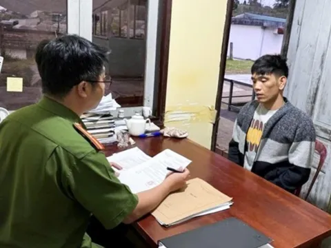 Bắt kẻ mạo danh cán bộ địa chính làm sổ đỏ giả, chiếm đoạt tài sản