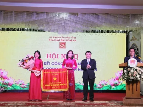 Nhà Xuất bản Nghệ An đón nhận Cờ thi đua của Thủ tướng Chính phủ