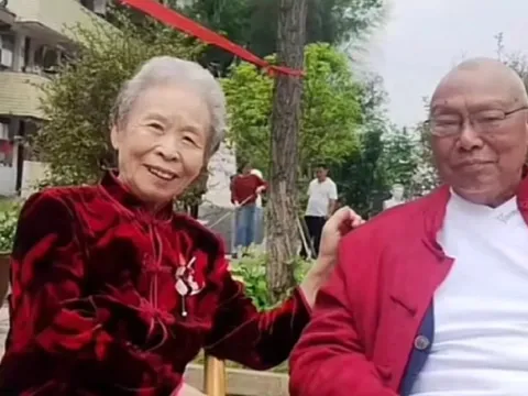 Cụ ông 86 tuổi kết hôn với mối tình đầu, "có chết cũng bám lấy nhau"