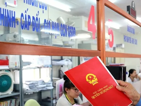 Người đang sử dụng Sổ đỏ hộ gia đình có phải đổi lại theo luật mới?